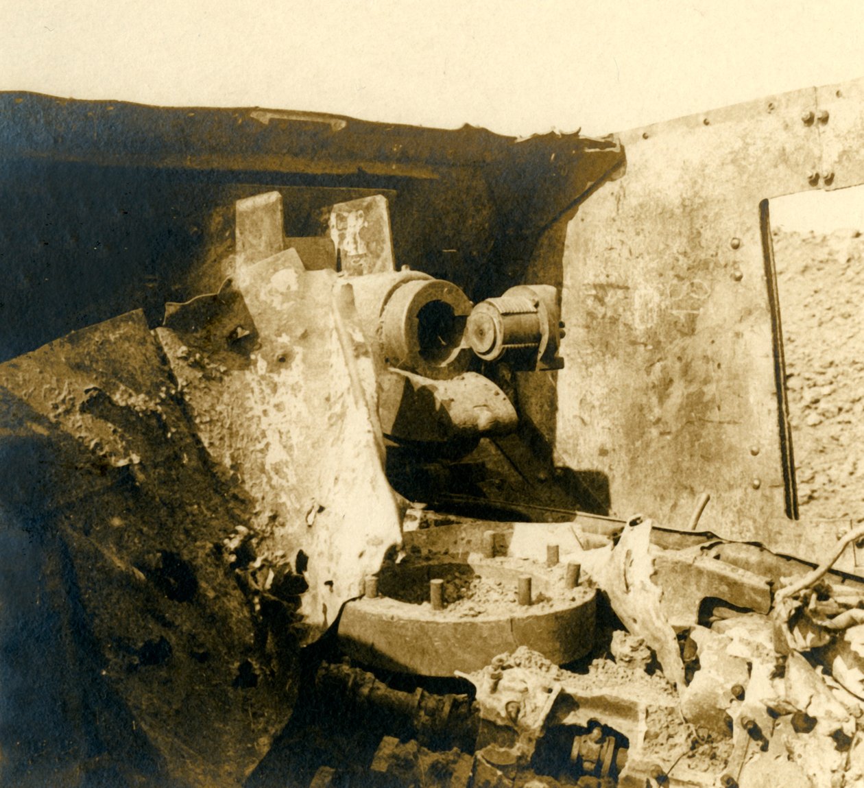 Interiör av en tank som har rivits upp, c1914-c1918 av Unbekannt