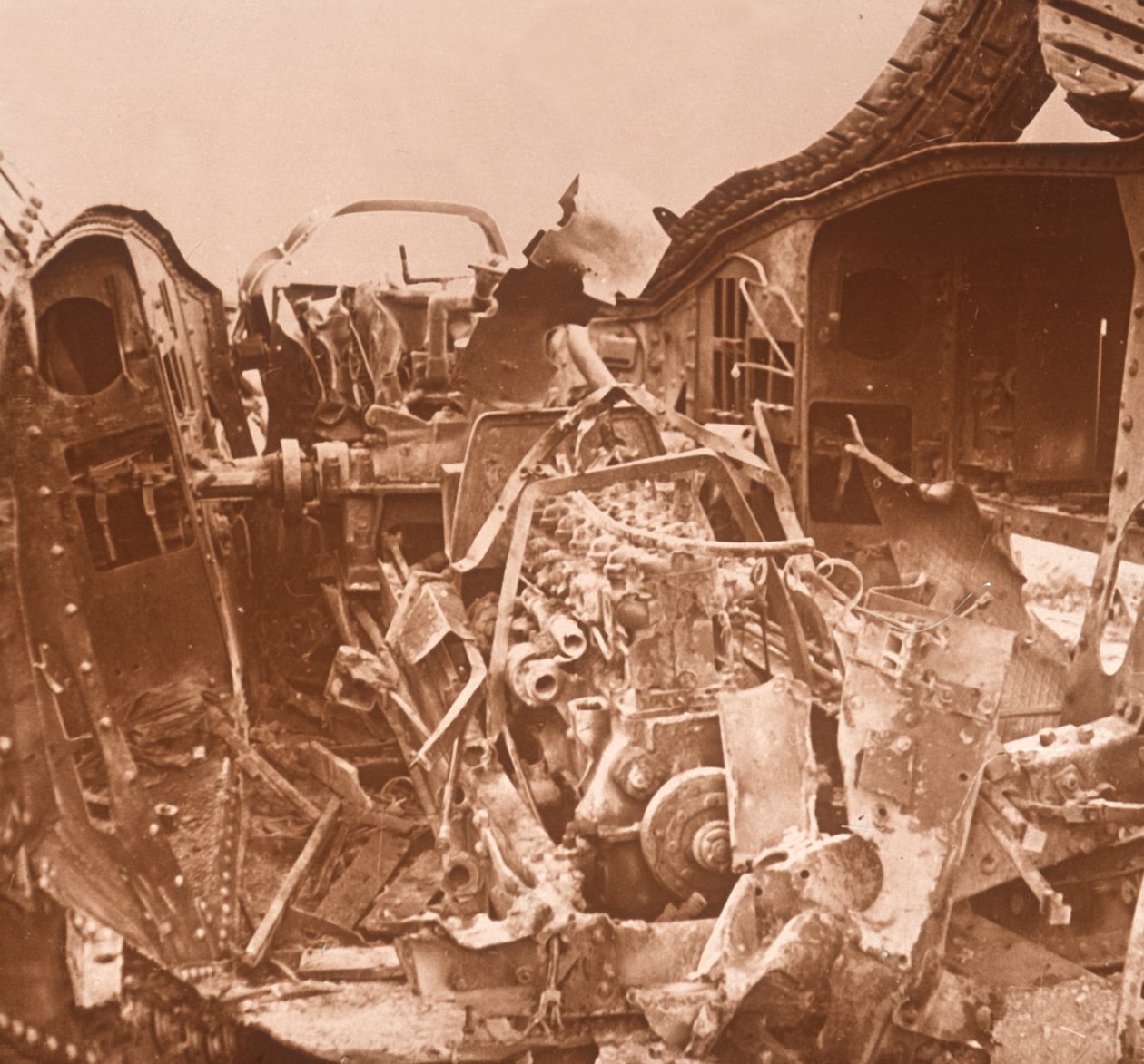 Interiör av en tank som har rivits upp, c1914-c1918 av Unbekannt