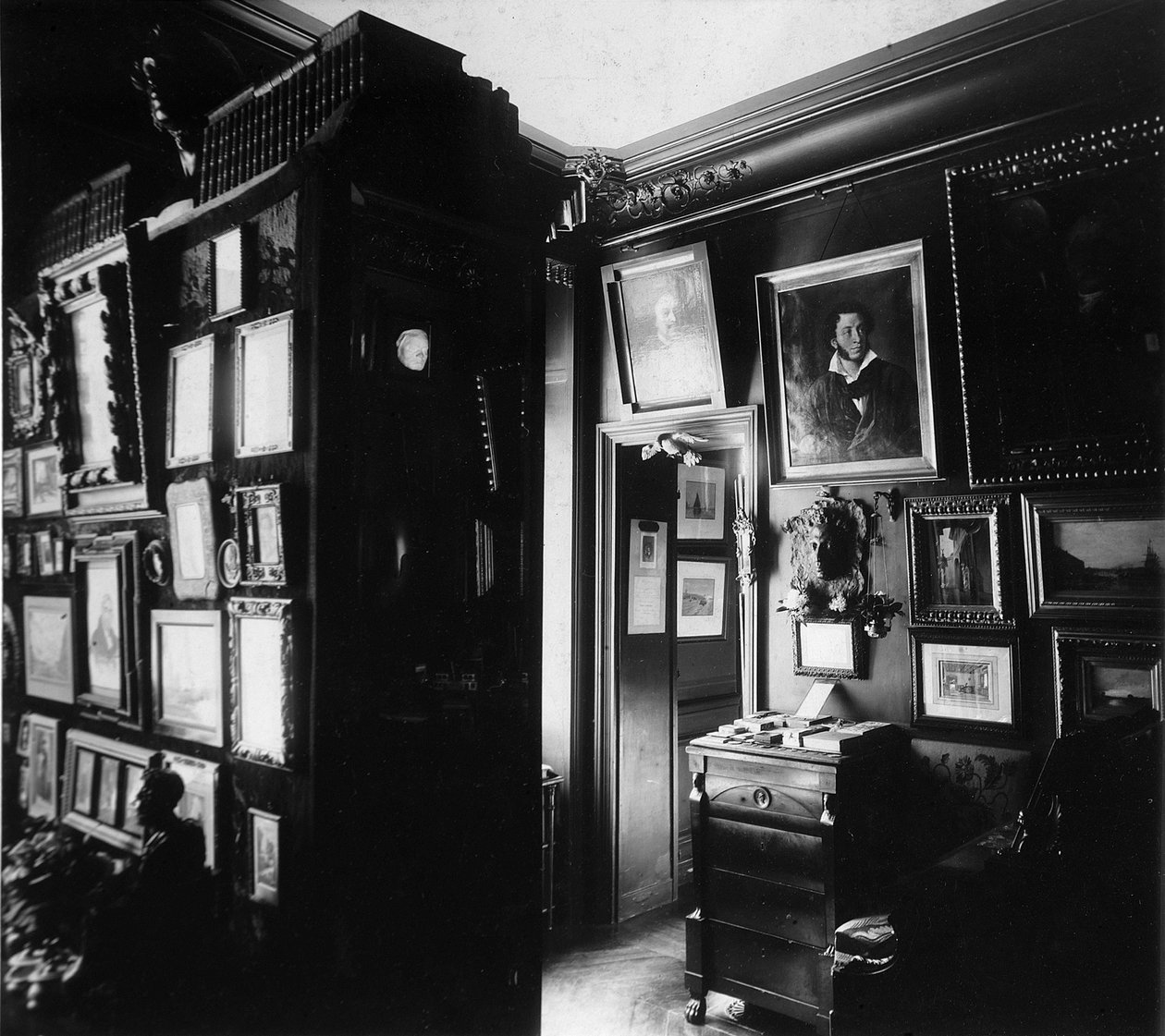 Interiör av museet för författaren och historikern Alexander Onegin i Paris, 1920-talet. av Unbekannt