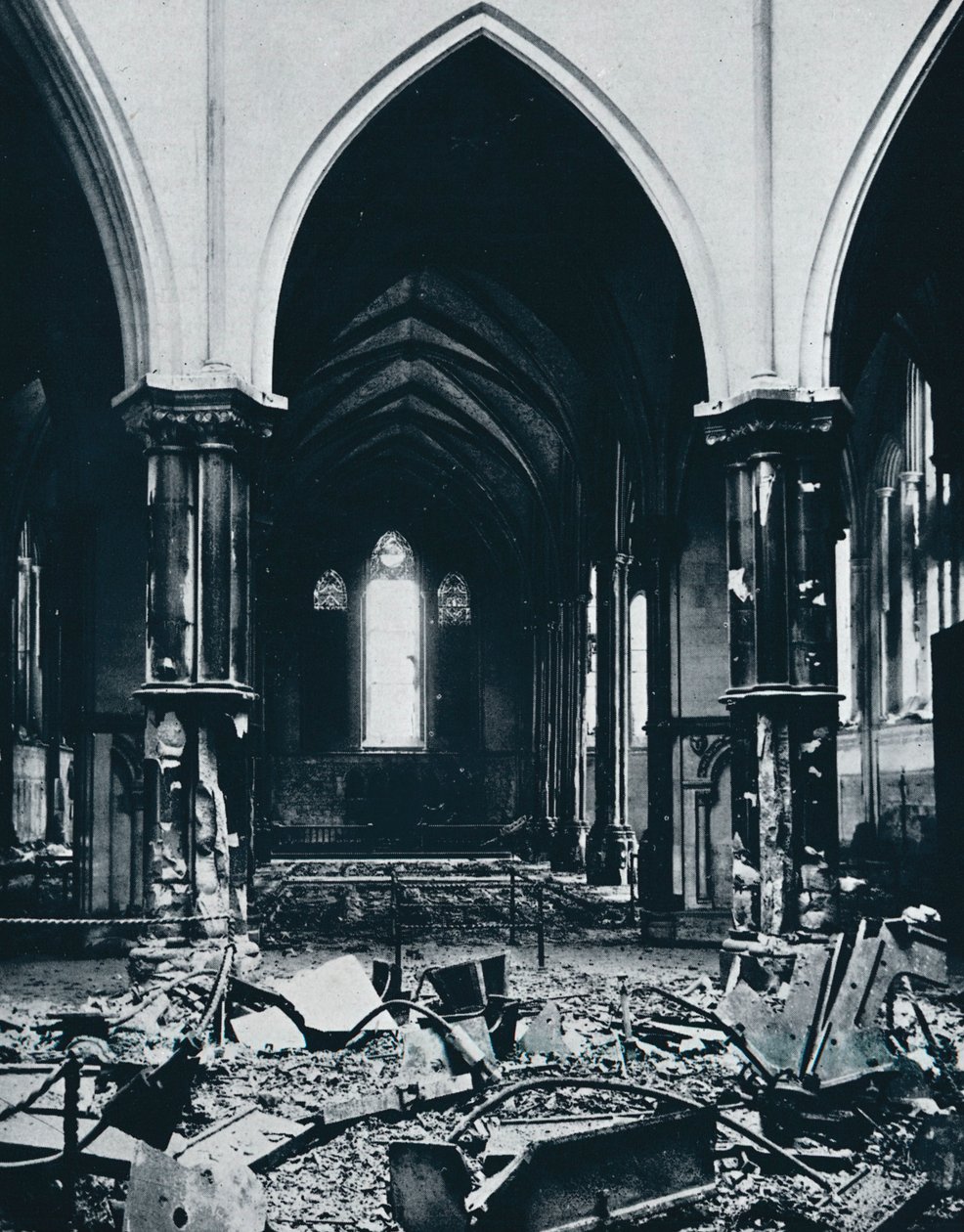 Tempelkyrkans interiör efter branden, 1941 av Unbekannt
