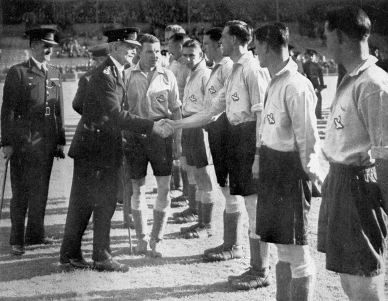 Introduktioner inför en RAF vs Metropolitan Police fotbollsmatch, Wembley, London, 1942 av Unbekannt