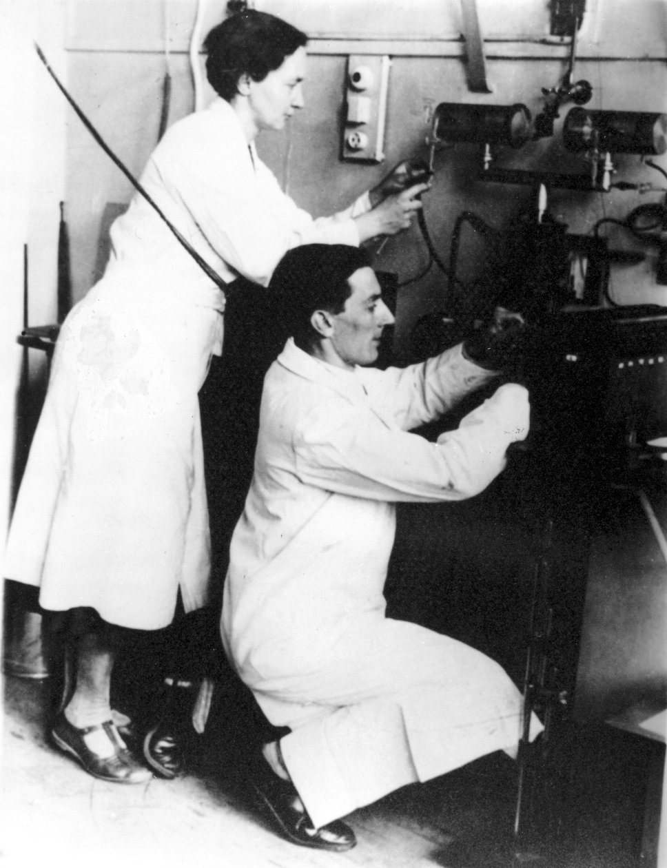 Irene Joliot-Curie och Frederic Joliot, franska fysiker, ca 1935 av Unbekannt