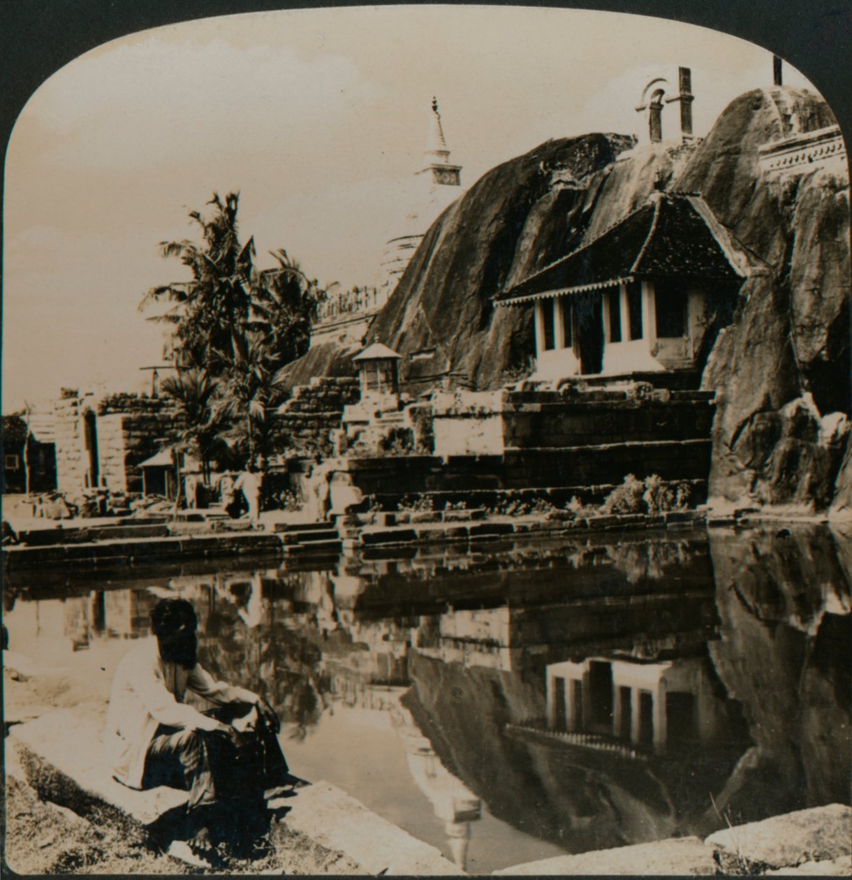 Isuruminiya, ett gammalt och pittoresk stentempel i hjärtat av Ceylon, 1907 av Unbekannt