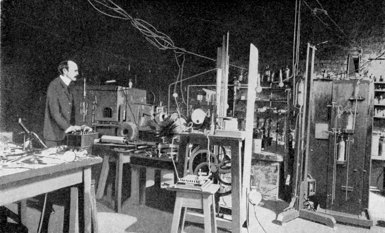 JJ Thomson, brittisk fysiker, på jobbet i Cavendish Laboratory, Cambridge av Unbekannt