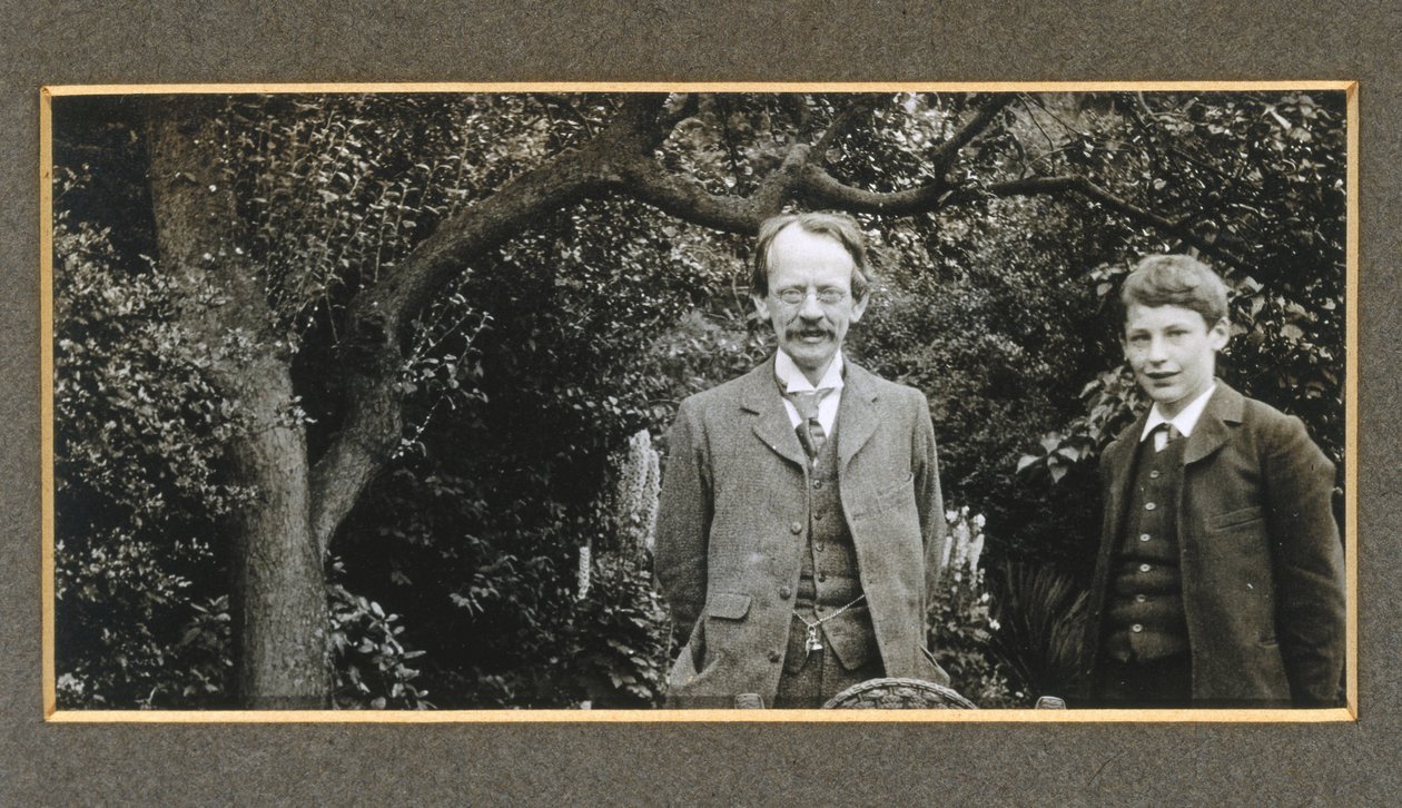 J J Thomson med sin son George, c 1909 av Unbekannt