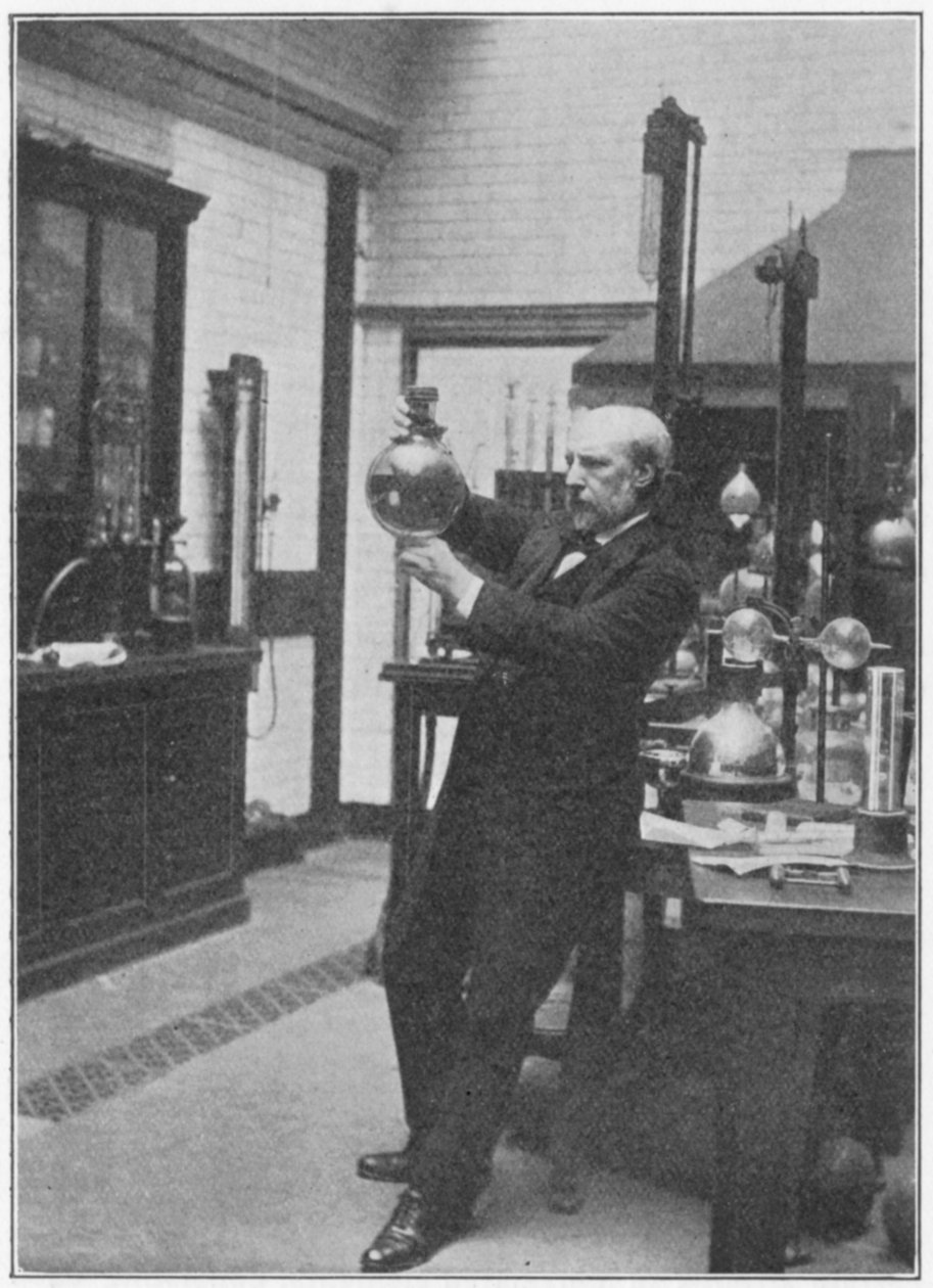 James Dewar, skotsk kemist och fysiker i sitt laboratorium, c1890 av Unbekannt