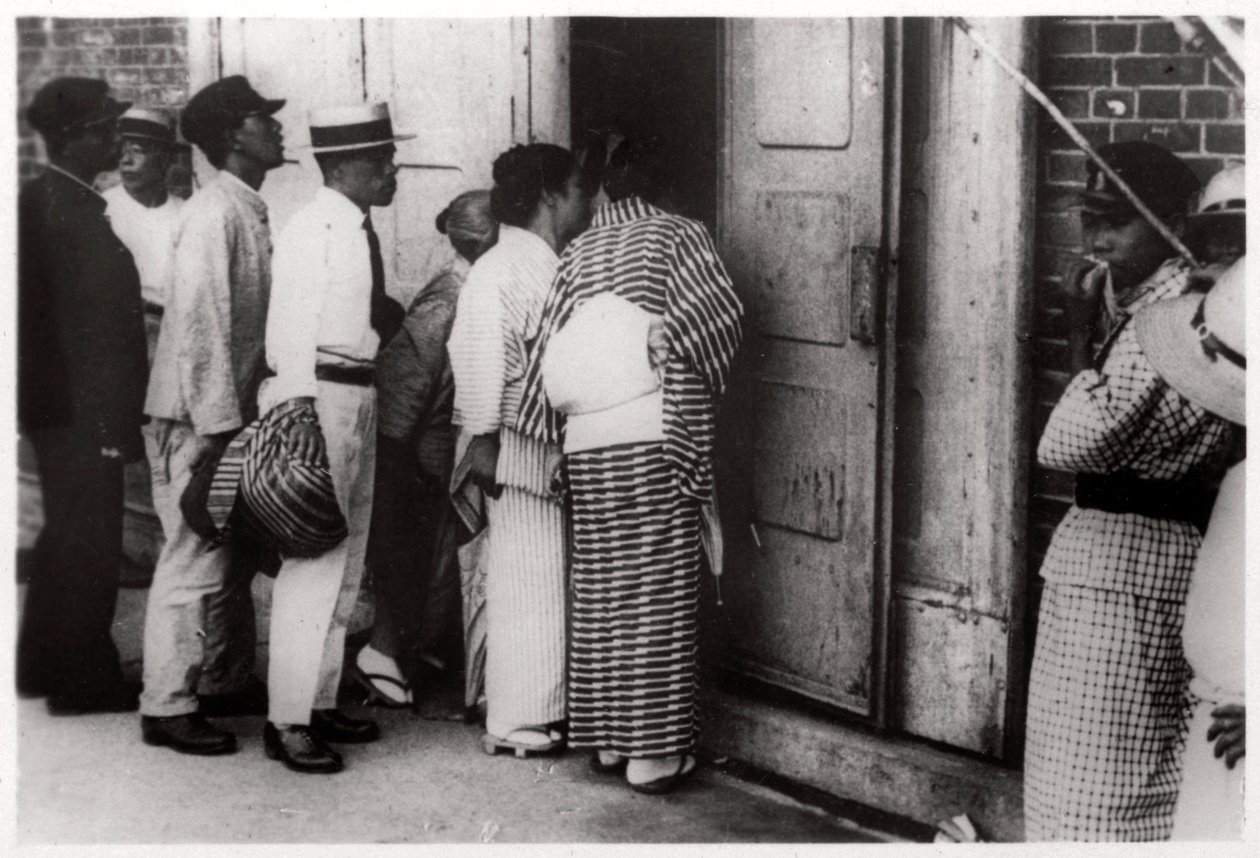 Japansk folkmassa som tittar in i Zeppelinhangaren, Kasumigaura, Japan, 1929 1933 av Unbekannt