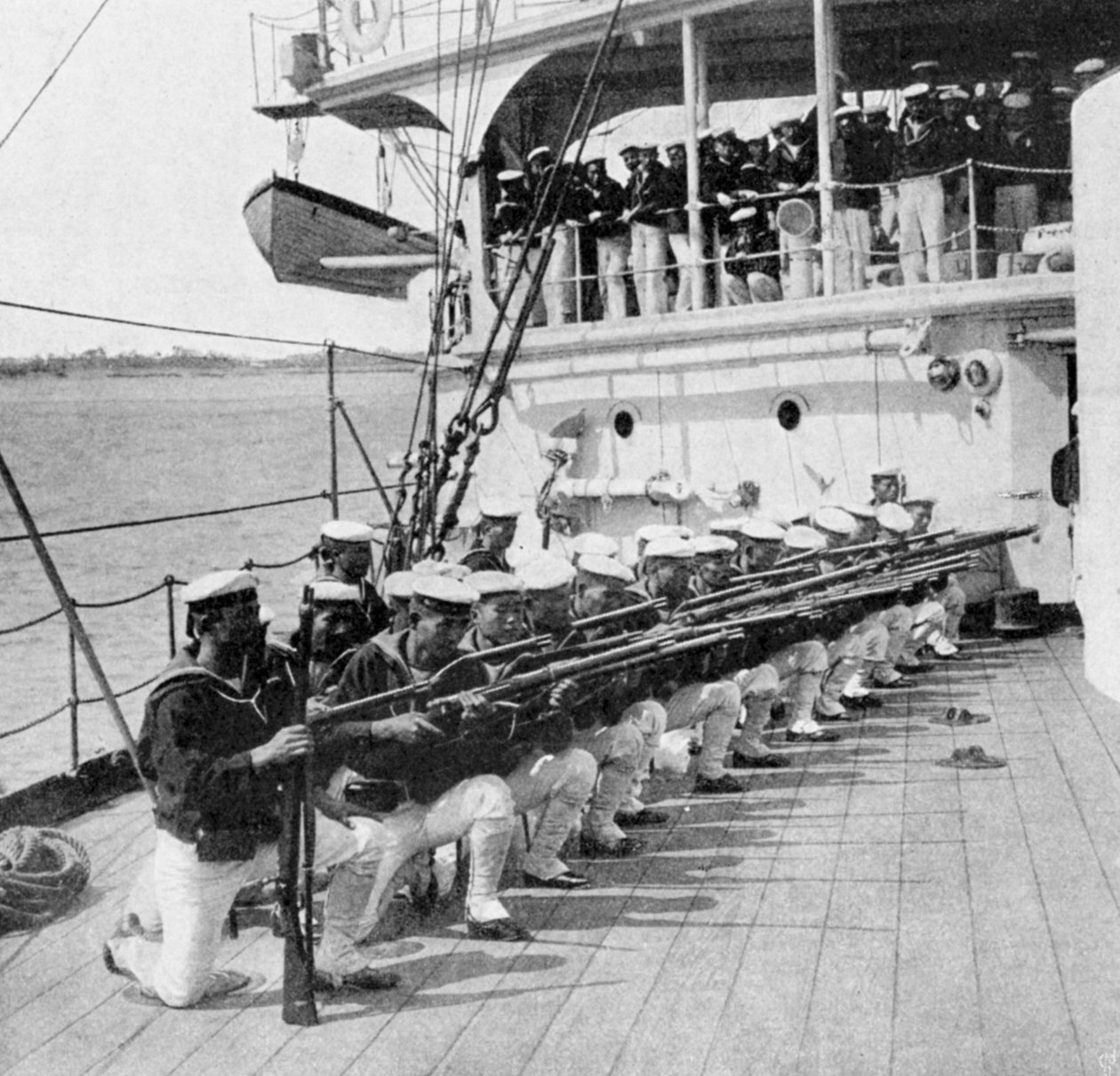 Japanska marinsoldater borrar ombord på krigsfartyget Mikasa, rysk-japanska kriget, 1904-5 av Unbekannt
