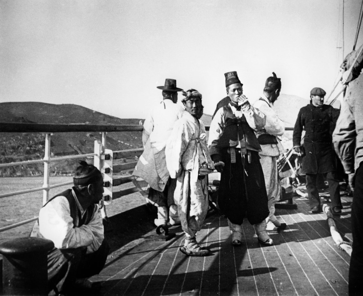 Japanska tjänstemän ombord på ett fartyg, Korea, 1900 av Unbekannt