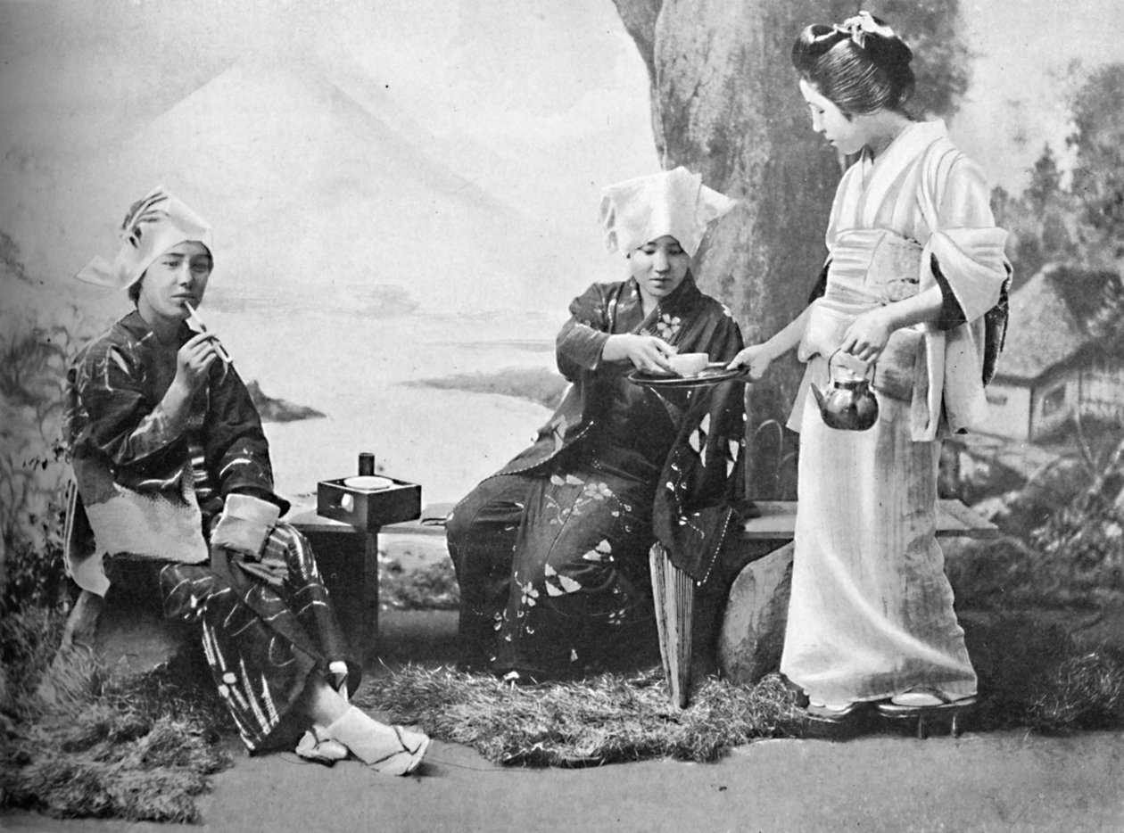 Japanska bondflickor dricker te vid en vila vid vägkanten, 1902 av Unbekannt
