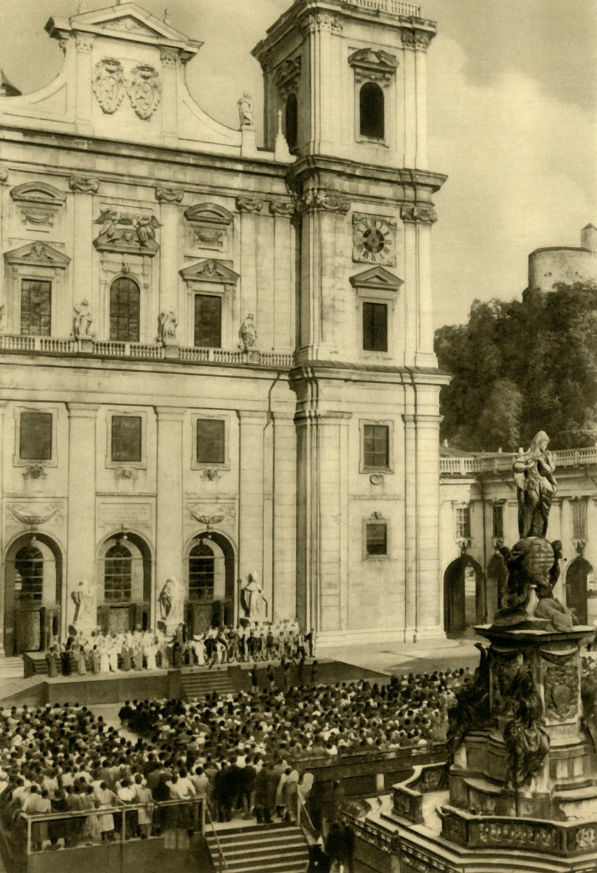 Alla uppträdde framför Salzburgs katedral, Salzburg, Österrike, c1935. av Unbekannt