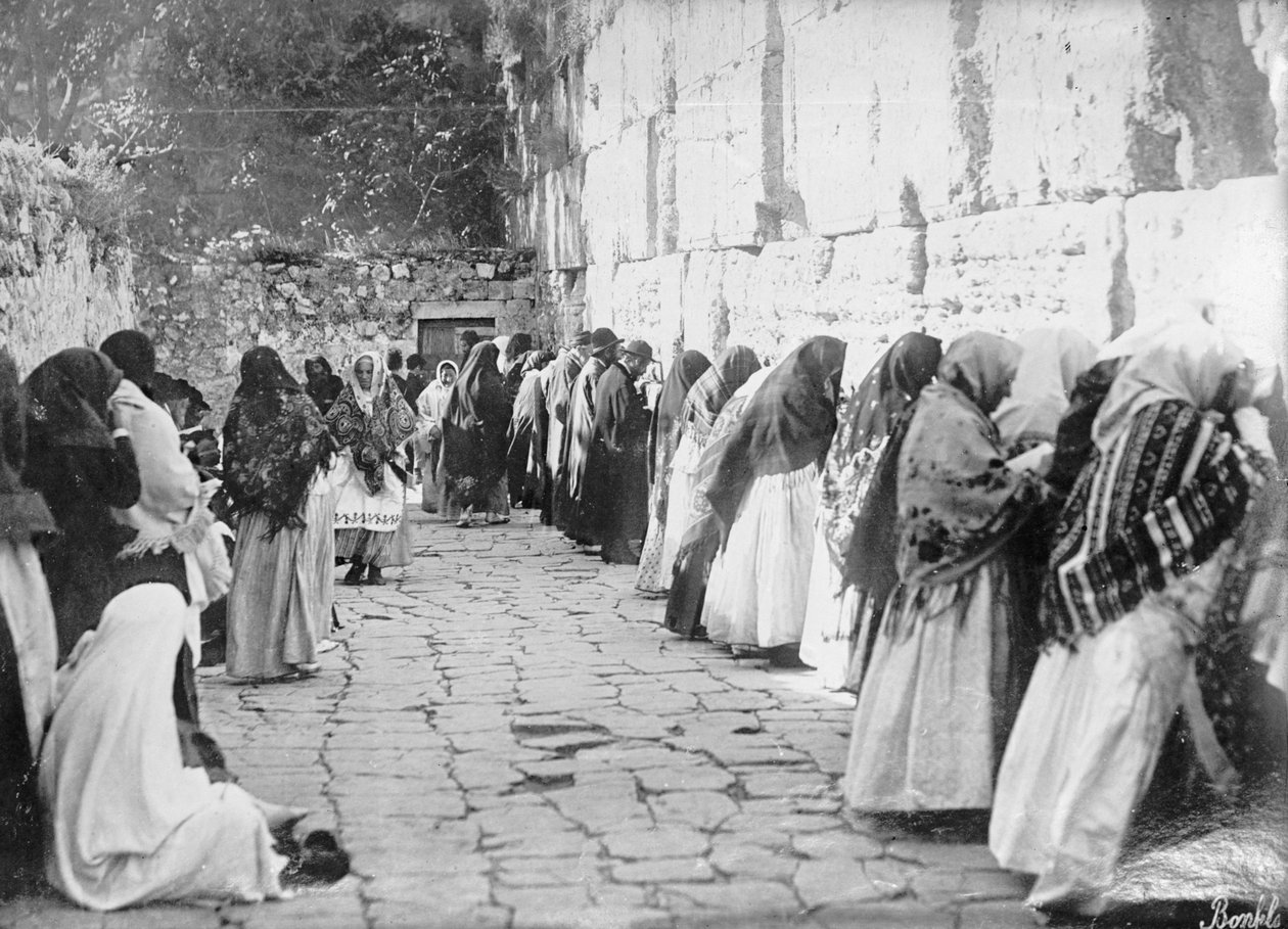 Jerusalem, vid klagomuren på fredag, ca 1909-1910 (s/v foto) av Unbekannt