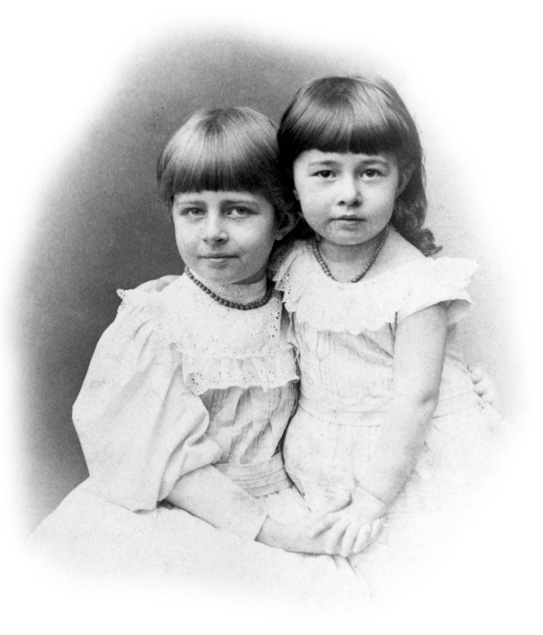 Johanne och Matilda Hertz, döttrar till Heirnrich och Elizabeth Hertz, ca 1889 av Unbekannt