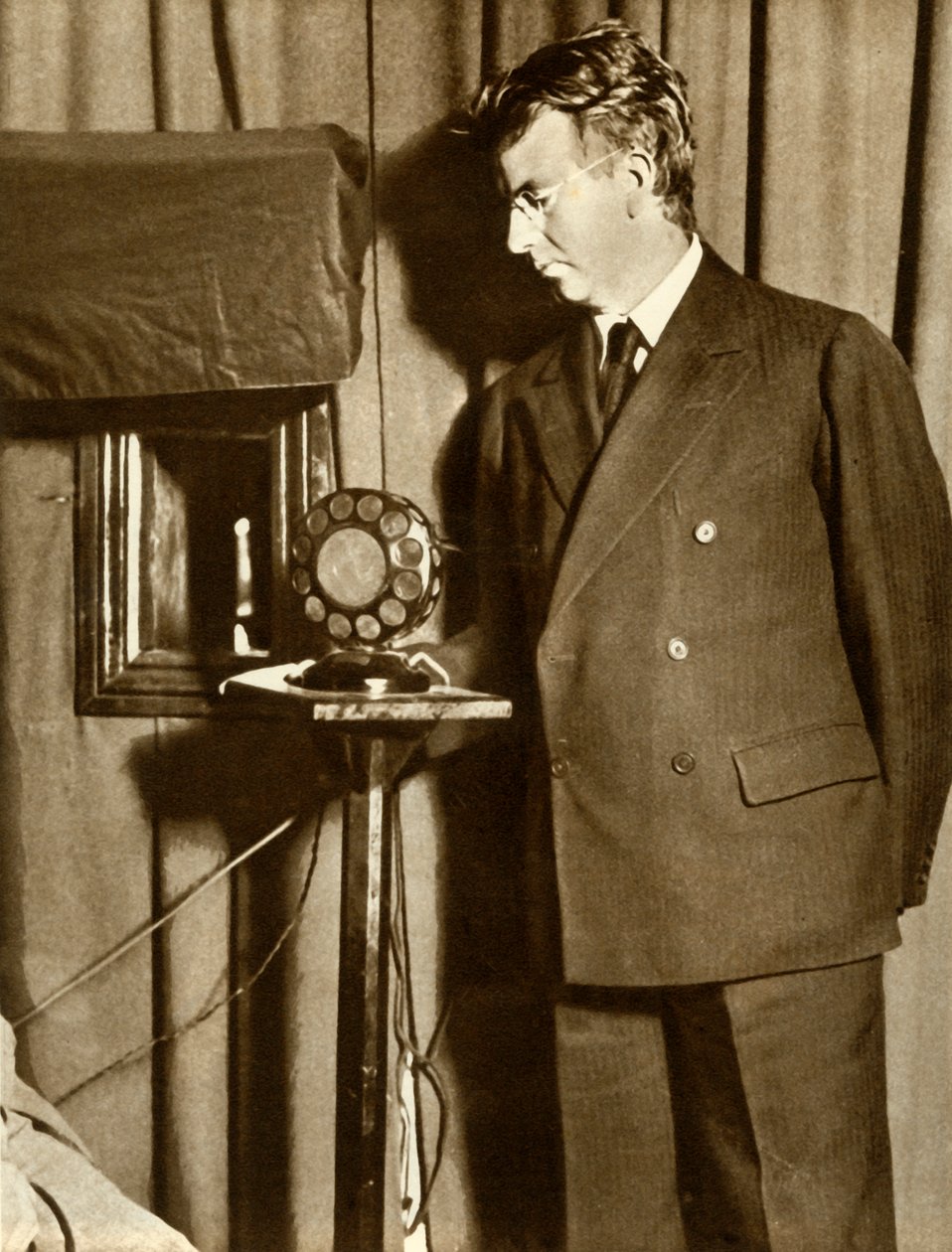 John Logie Baird tittar på den första pjäsen som sänds på tv, 14 juli 1930, 1935. av Unbekannt