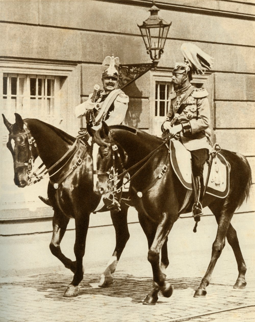 Kaiser Wilhelm II och kung George V i Berlin, Tyskland, 1911, 1935. av Unbekannt