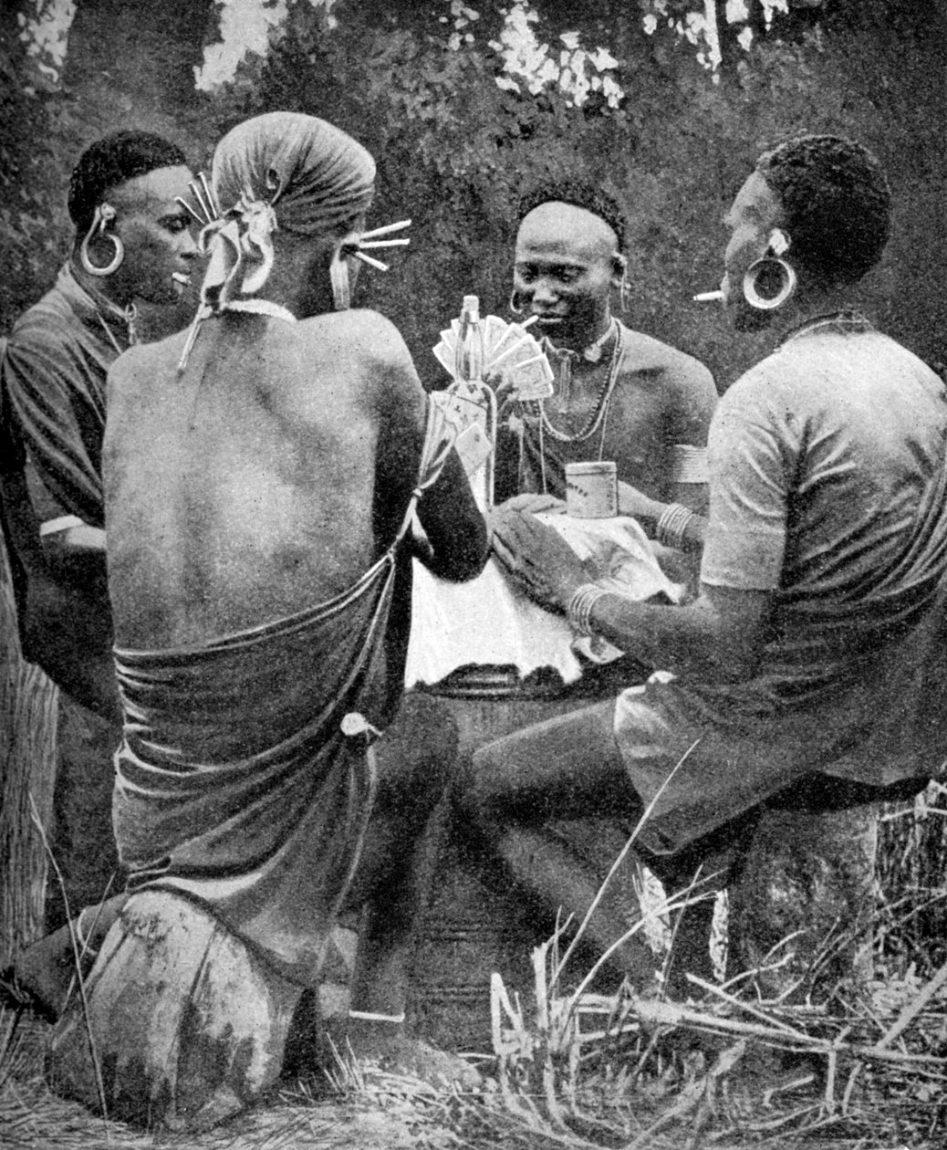 Kenyanska män som spelar kort, 1922 av Unbekannt