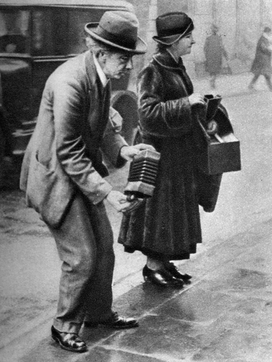 Concertina-spelare vid kantkanten, Holborn, London, 1926-1927 av Unbekannt