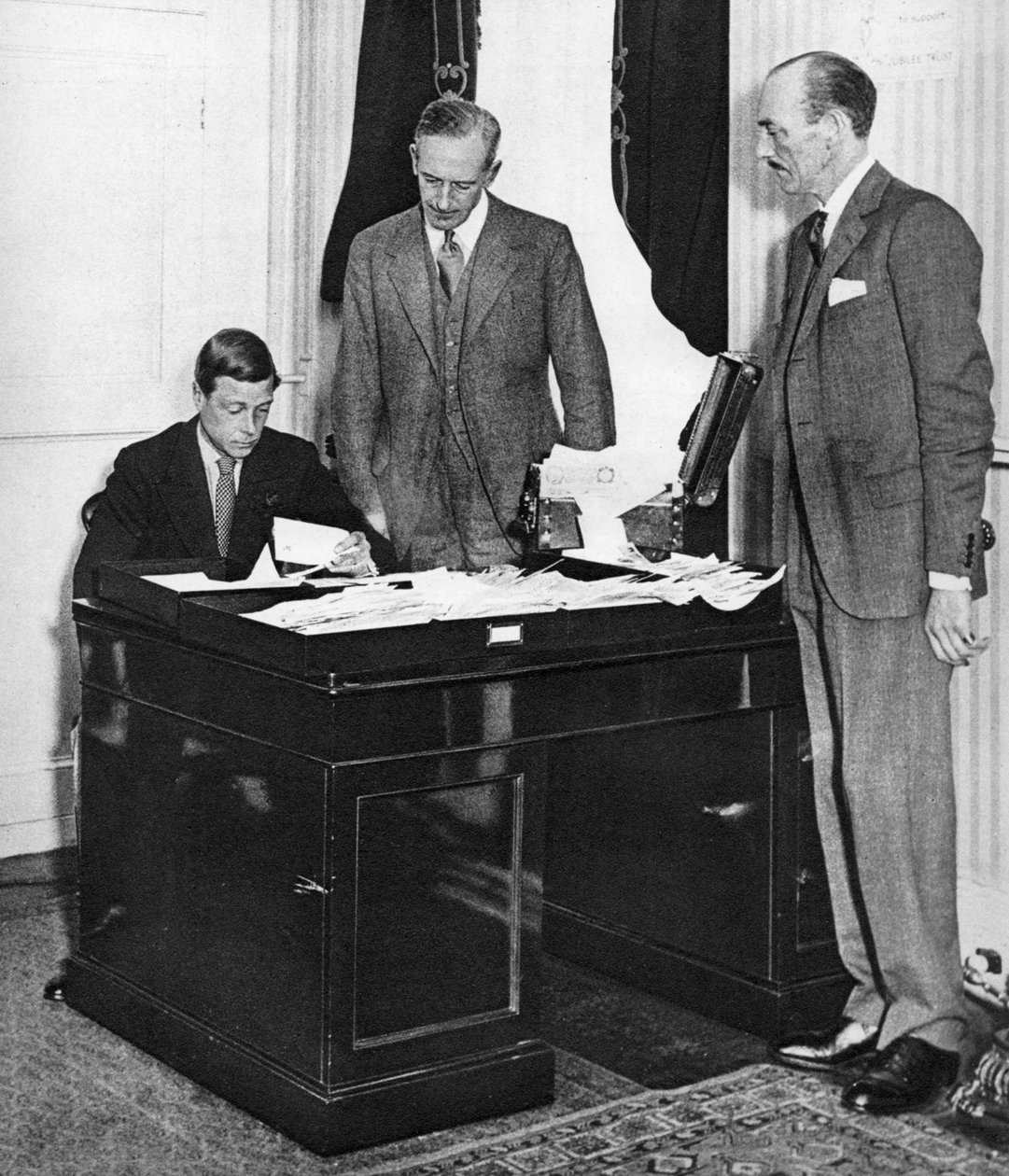 Kung Edward VIII på jobbet med sin personal i St James