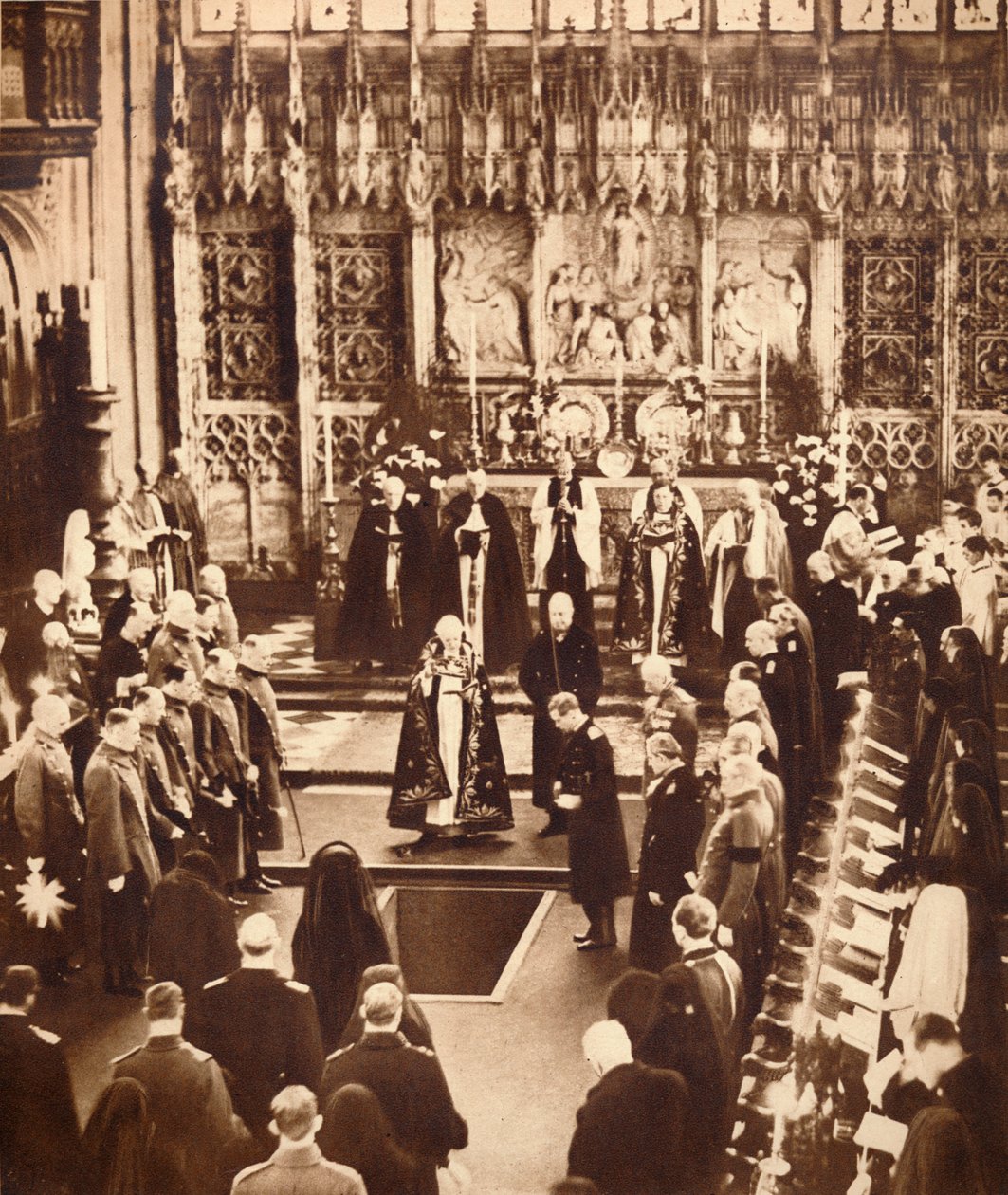 Kung Edward VIII stänker jord på sin fars kista, 1936. av Unbekannt