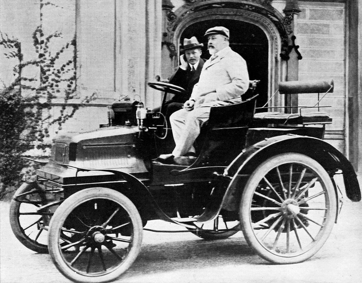 Kung Edward VII i Lord Montagus 1899 Daimler 12hk, 1900 av Unbekannt