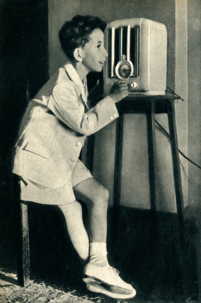 Kung Faisal av Irak lyssnar på en sändning förberedd för hans födelsedag av BBC, 1942. av Unbekannt