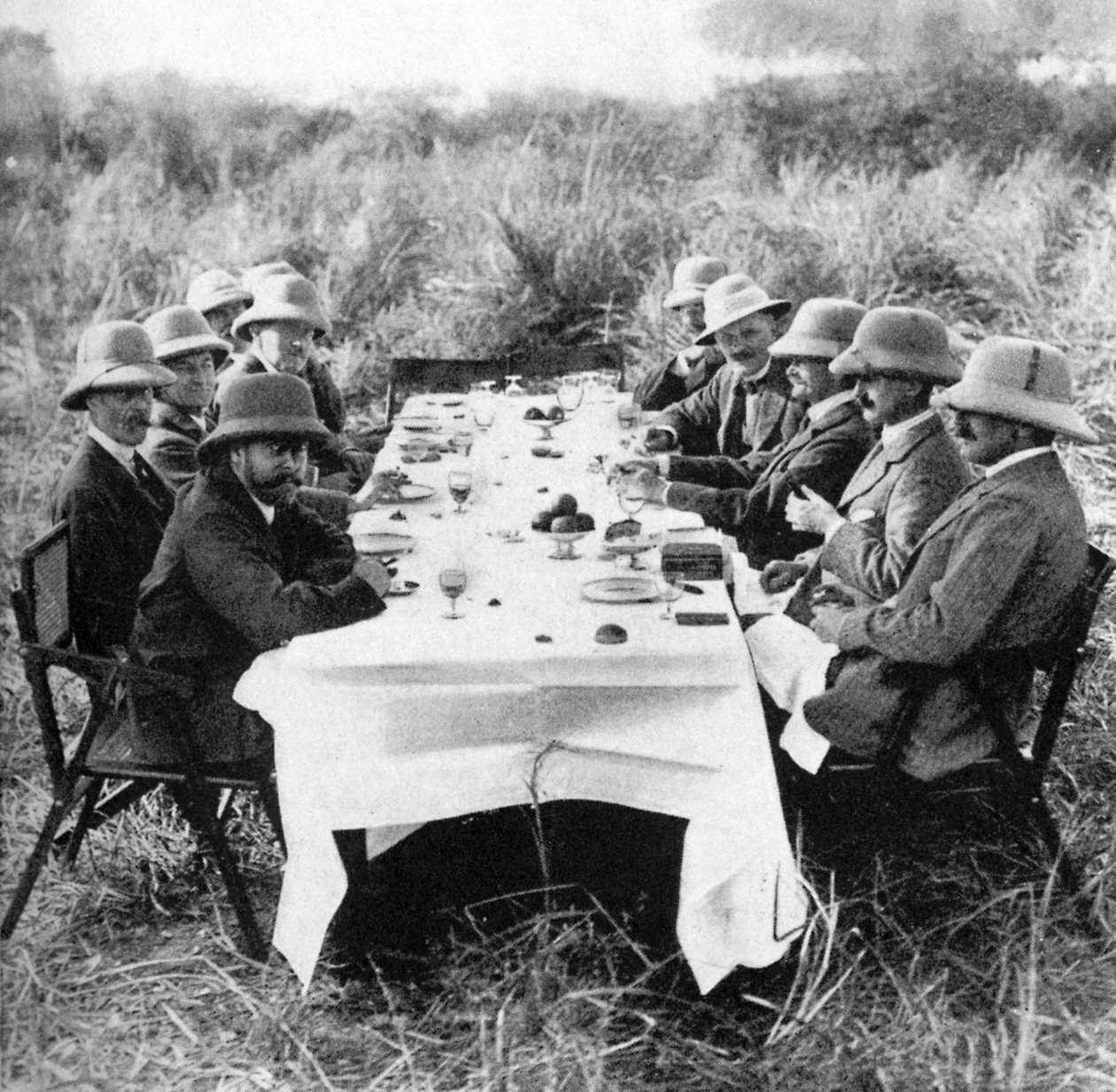 Kung George V 1865-1936 åt lunch efter tigerjakt i Nepal, 1911 1936 av Unbekannt