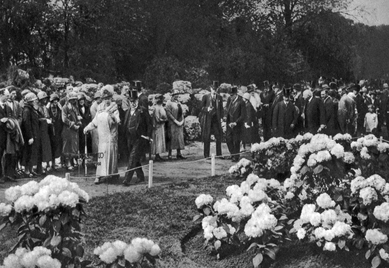 Kung George V och drottning Mary besöker den årliga vårens blomsterutställning i Chelsea, London, 1926-1927 av Unbekannt