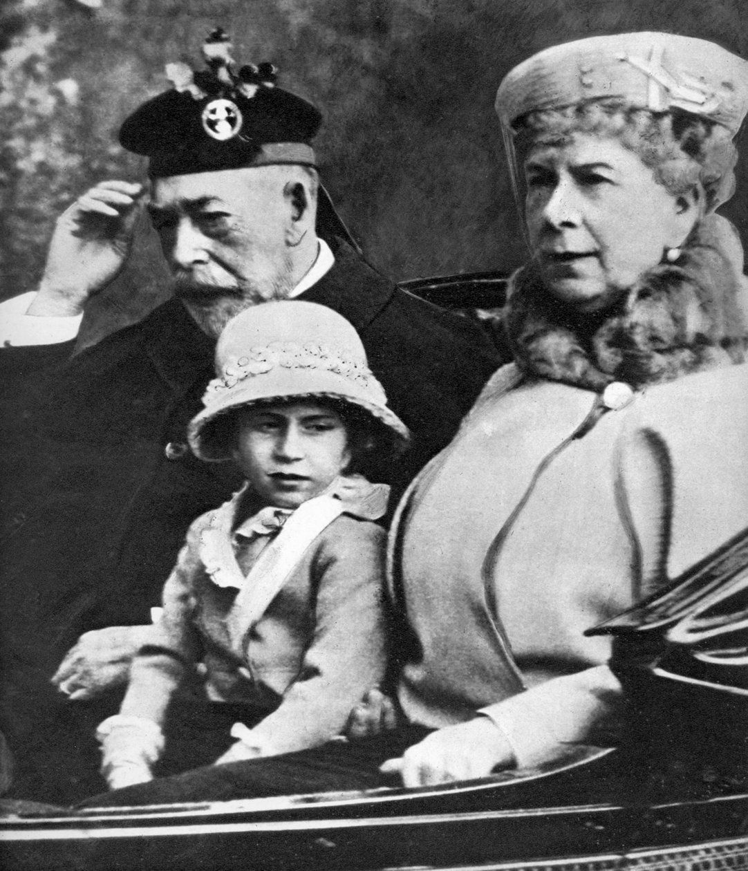 Kung George V och drottning Mary med prinsessan Margaret kör till kyrkan, Balmoral, c1930-talet av Unbekannt