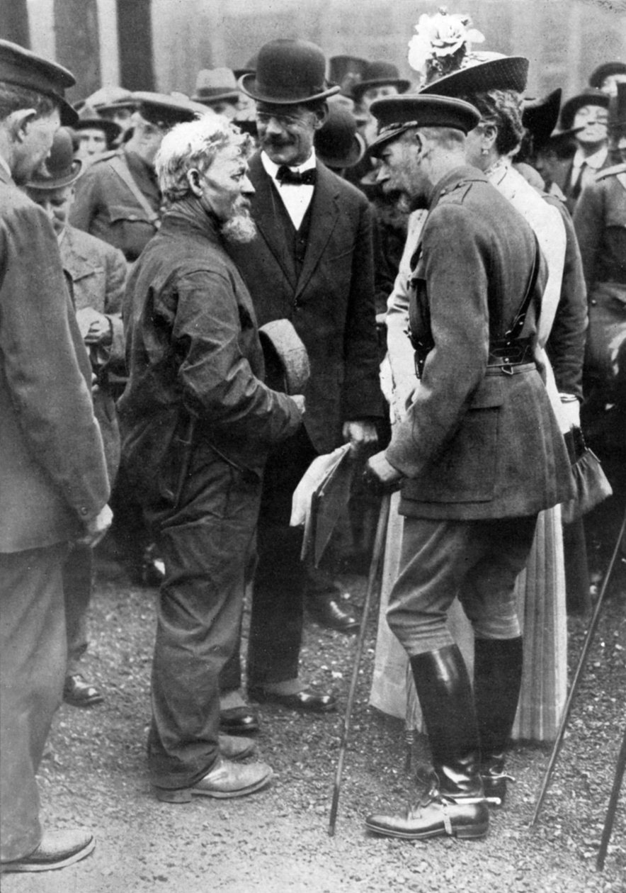 Kung George V och drottning Mary med en skeppsbyggare, Birkenhead, första världskriget, 1914-1918, c1920 av Unbekannt