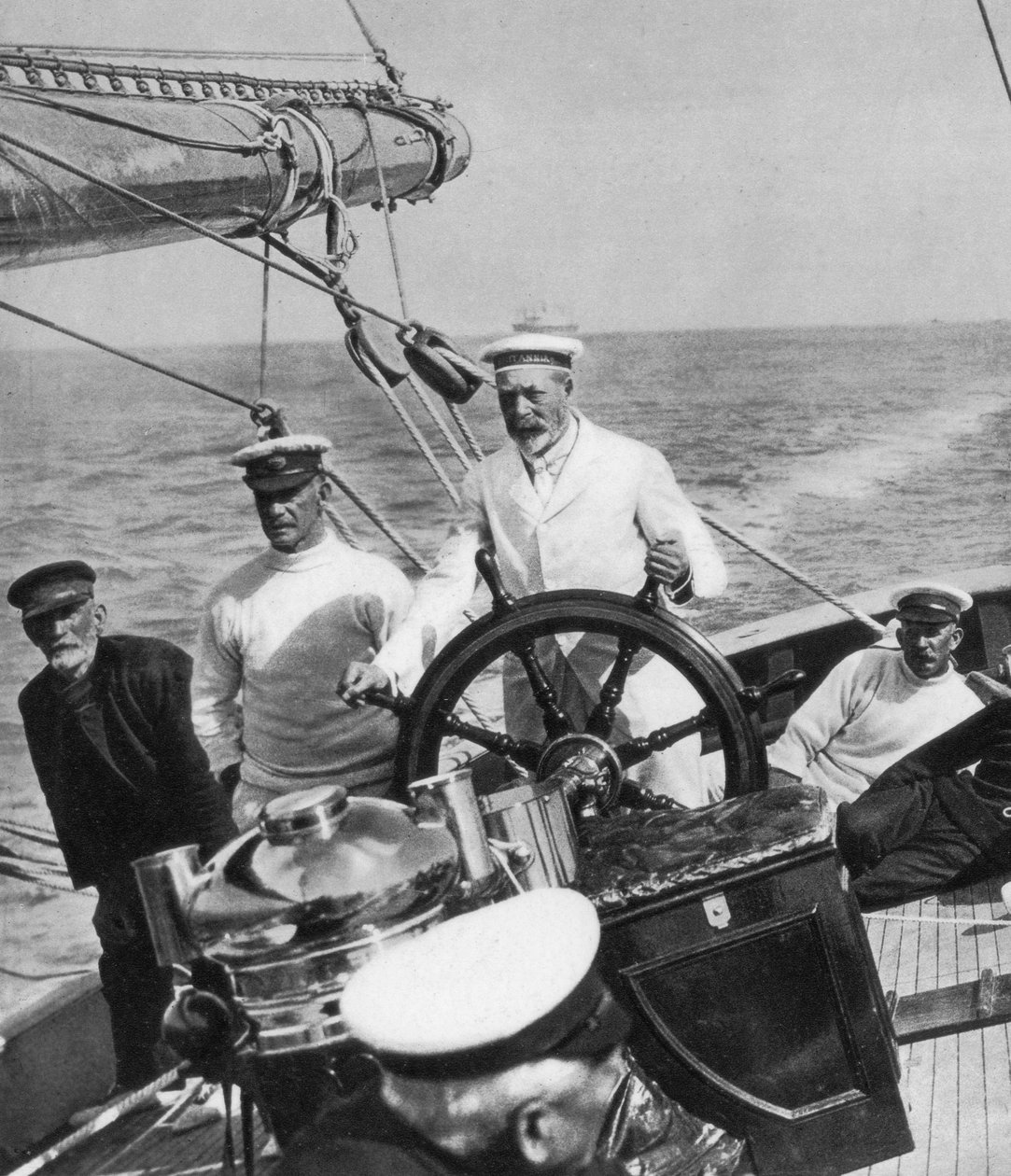 Kung George V vid rodret på sin yacht Britannia, c1930-talet av Unbekannt