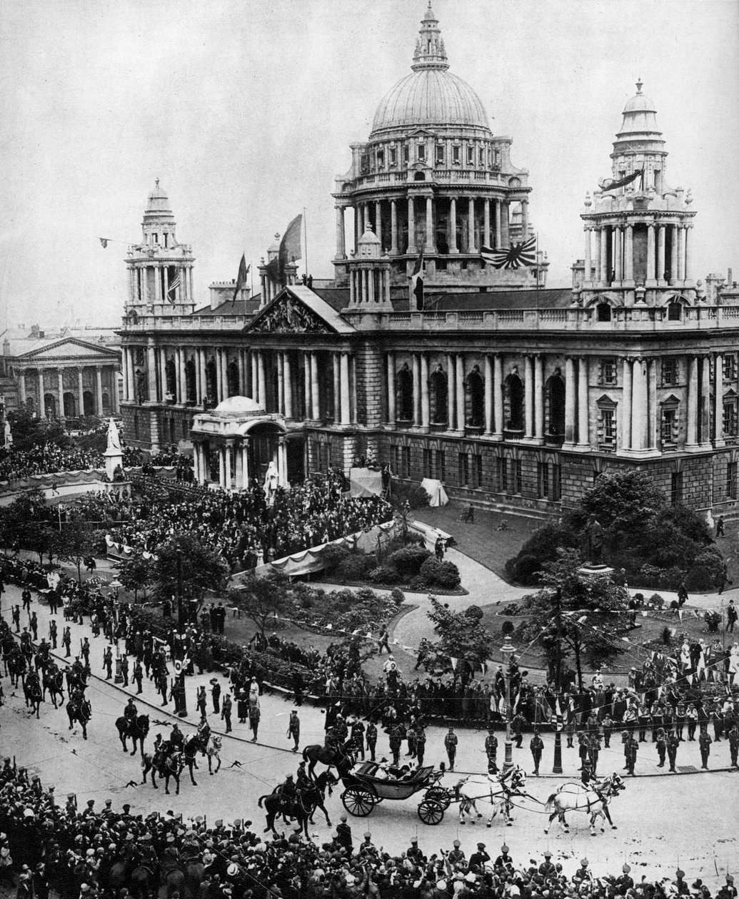 Kung George V kör för att öppna det första Ulster-parlamentet i Belfast, 1921, 1935 av Unbekannt