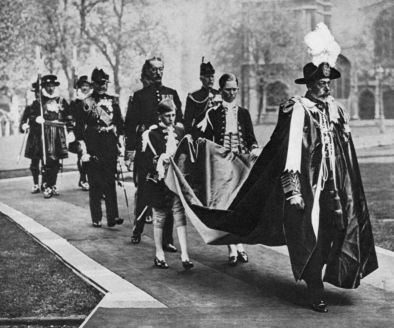 Kung George V i sina dräkter som suverän av Bathorden, c1930-talet av Unbekannt