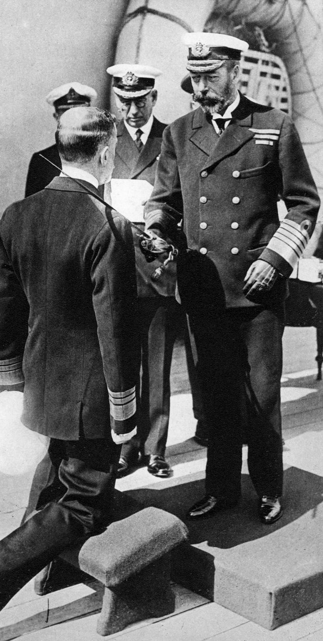 Kung George V riddar viceamiral Pakenham ombord på HMS Princess Royal, c1930-talet av Unbekannt
