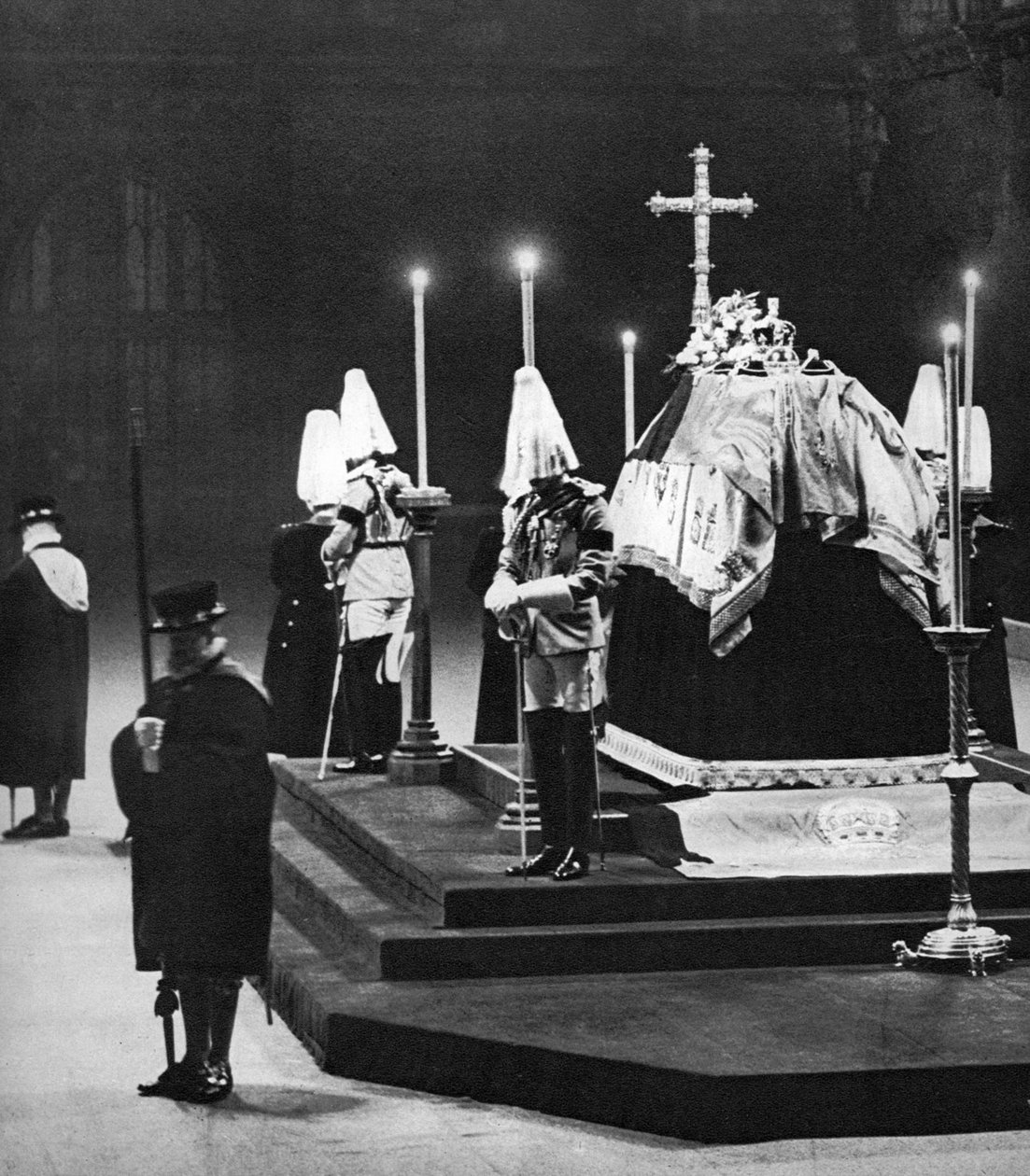 Kung George V liggande i staten i Westminster Hall, London, januari 1936 av Unbekannt