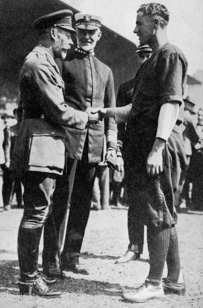 Kung George V tar emot en amerikansk soldat som hade spelat baseboll, c 1910-talet 1936 av Unbekannt