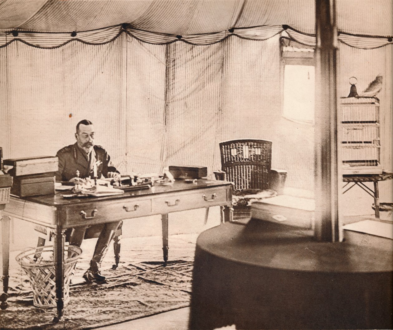 Kung George med sin husdjurspapegoja, 1936. av Unbekannt