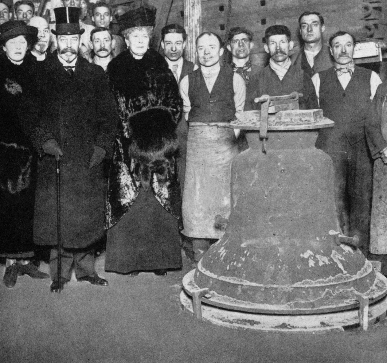 Kung George med segerklockan för Westminster Abbey, c1910-c1920s 1936 av Unbekannt