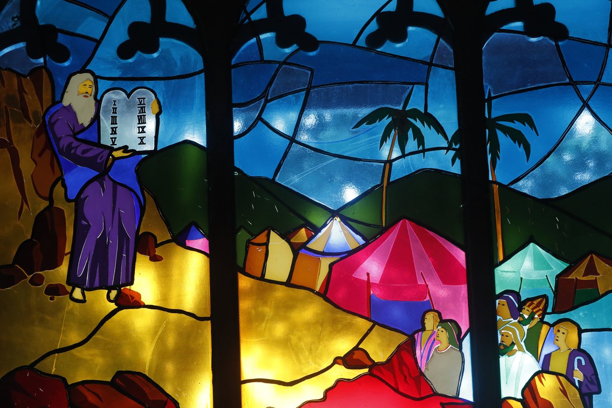 Kon Tum katedral. Fönster i målat glas. Moses med lagens tabeller. Kon Tum. Vietnam av Unbekannt