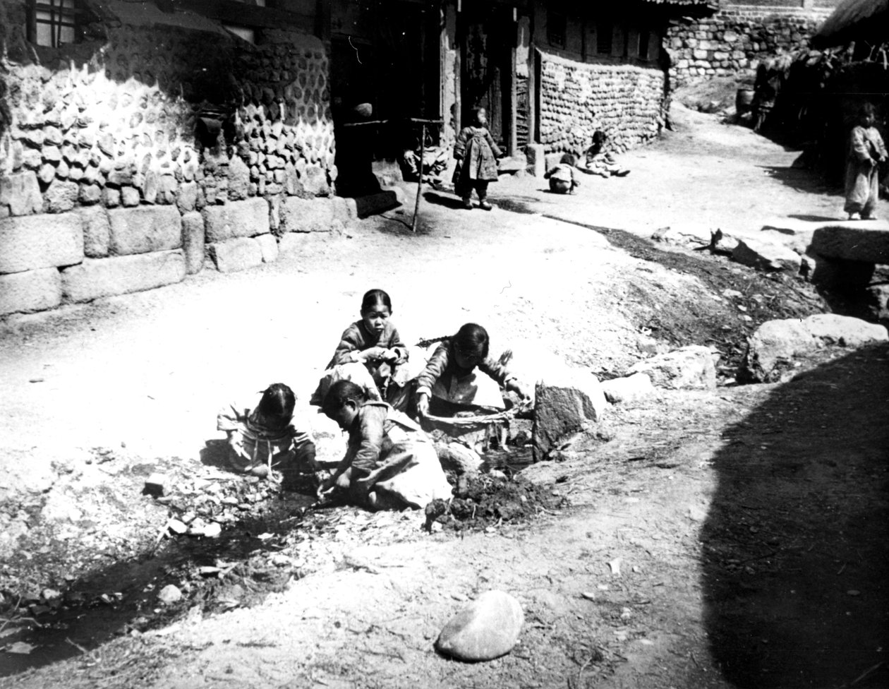 Koreanska barn på gatan, Nam San, Korea, 1900 av Unbekannt