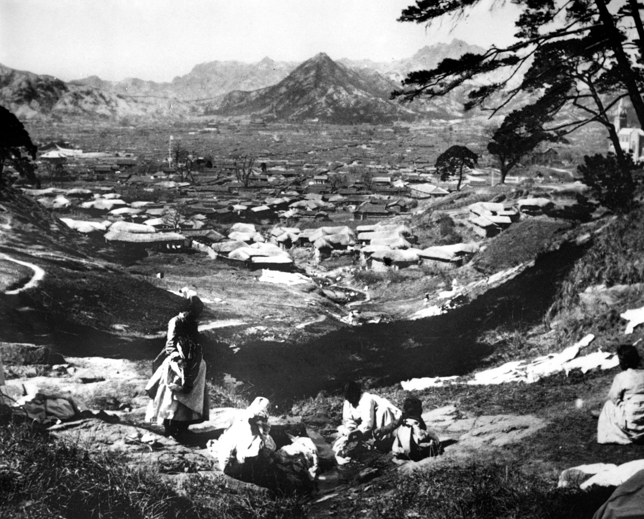 Koreanska kvinnor på en sluttning, Seoul, Korea, 1900 av Unbekannt