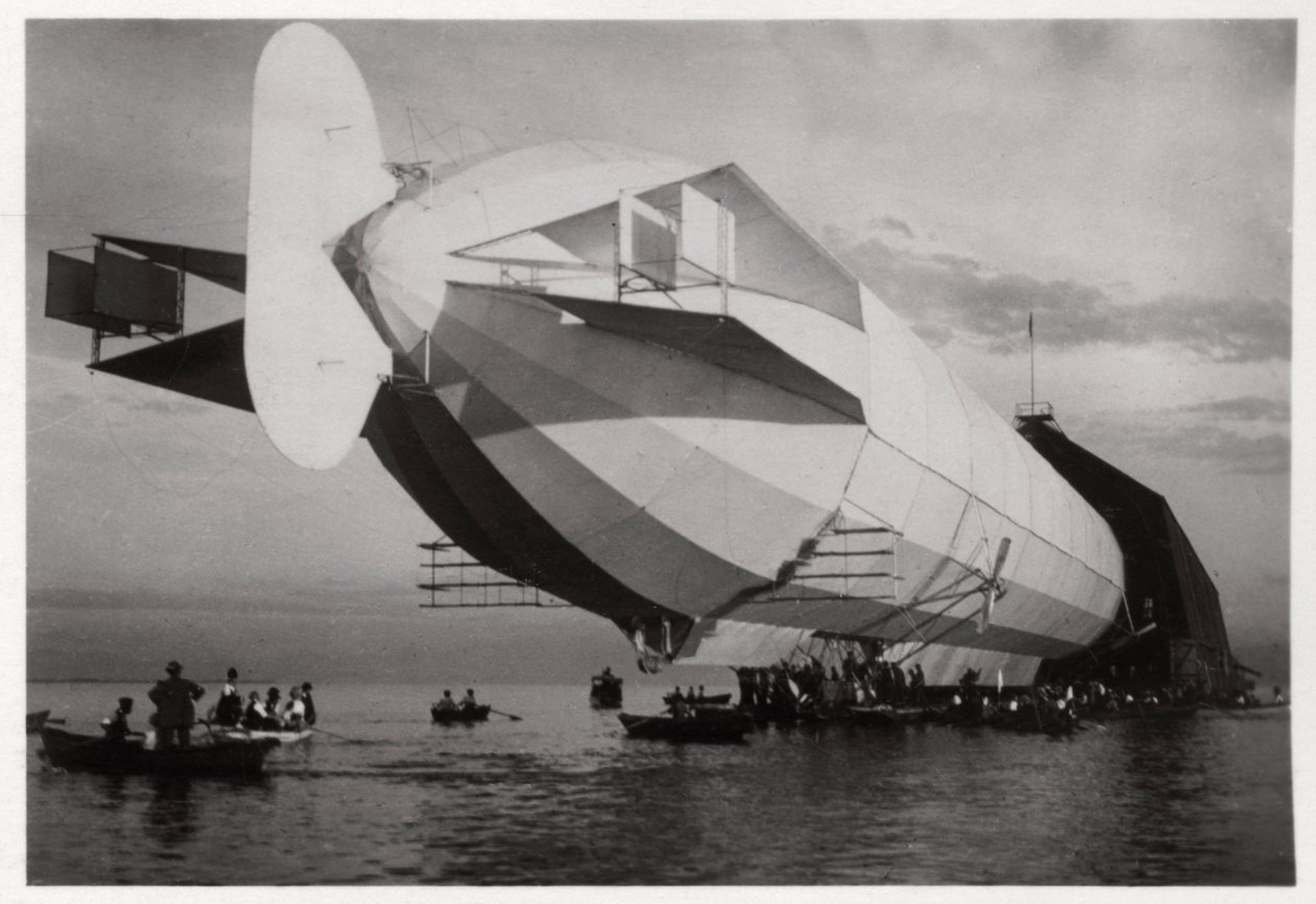 LZ 6 går in i en flytande hängare, Halle, Tyskland, c1909-1910 1933 av Unbekannt