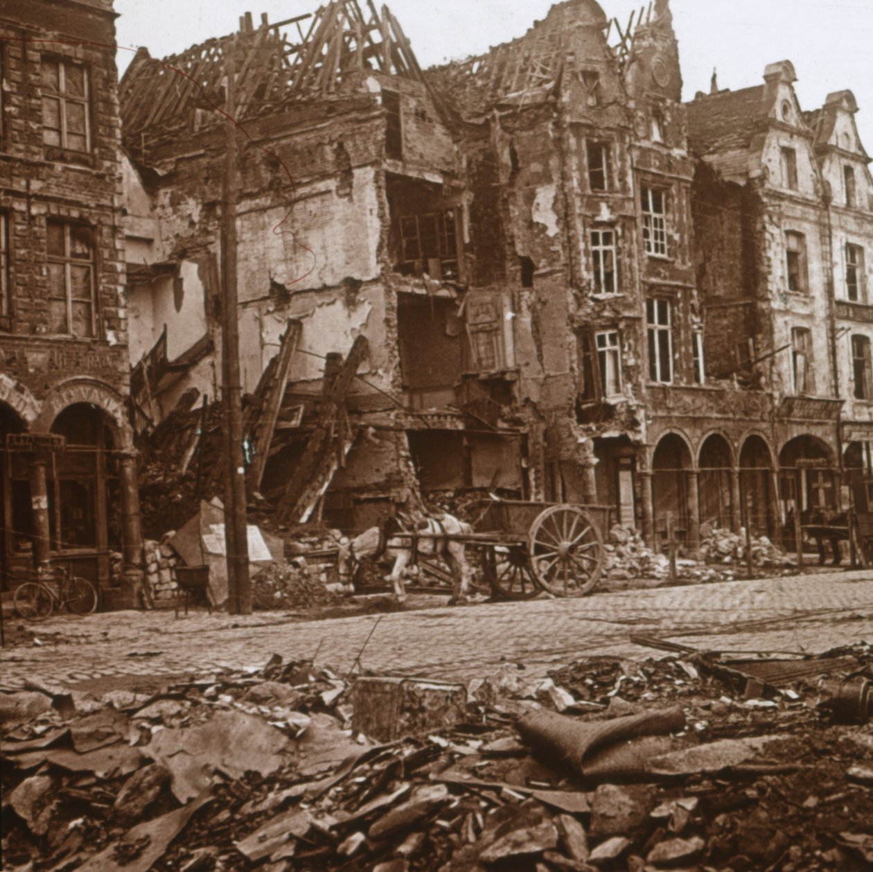 La Petite Place, Arras, norra Frankrike, c1914-c1918 av Unbekannt