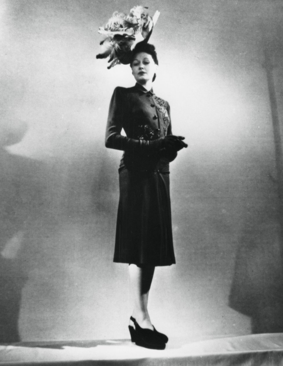 La femme chic, outfit av den franska modedesignern Jacques Fath, Paris, januari 1943 av Unbekannt