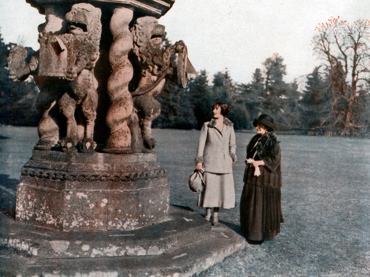 Lady Elizabeth Bowes-Lyon och grevinnan av Strathmore, Glamis Castle, Skottland, 1923 av Unbekannt
