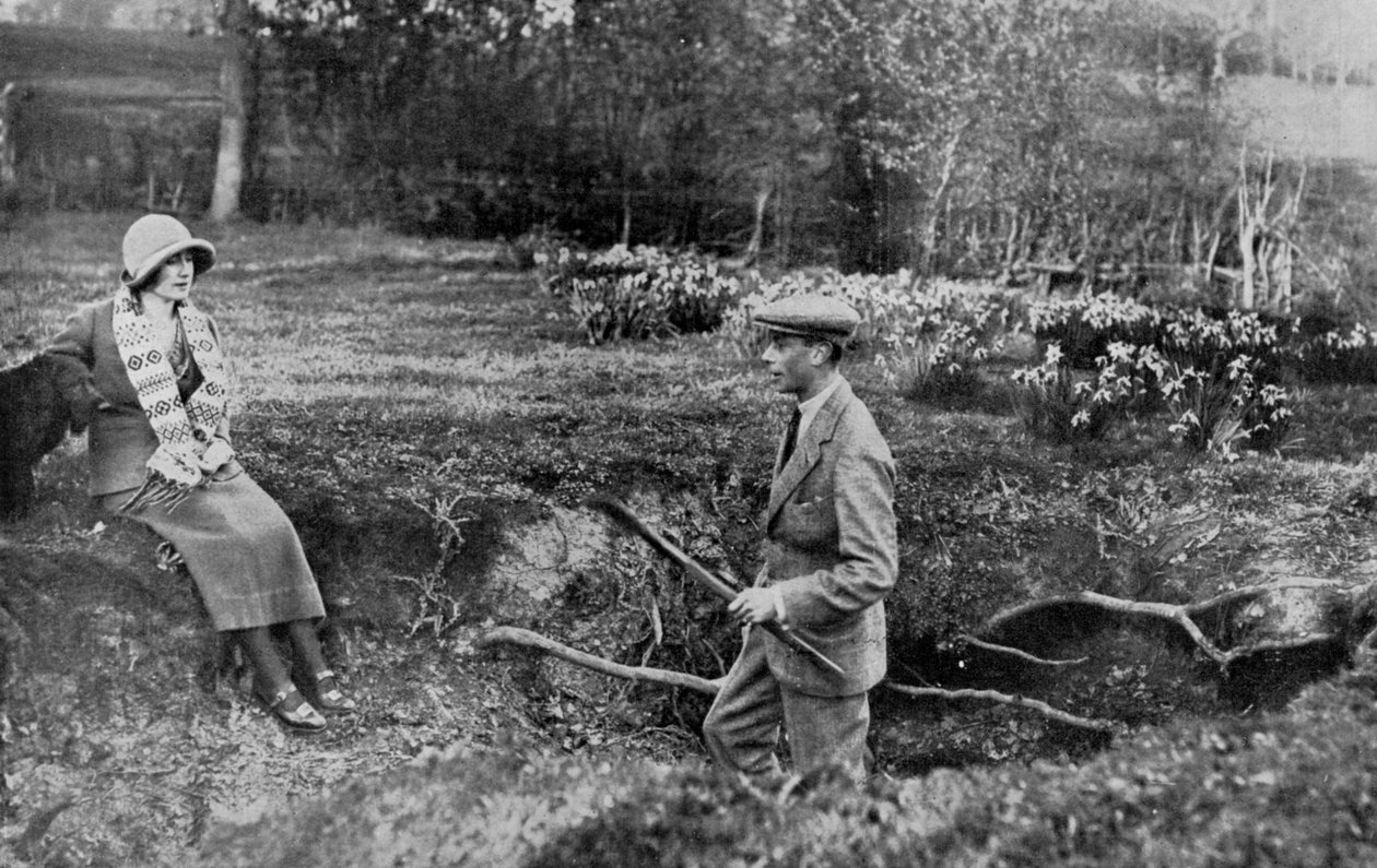 Lady Elizabeth Bowes-Lyon och hertigen av York i hennes hem i Hertfordshire nära Welwyn, 1923 av Unbekannt