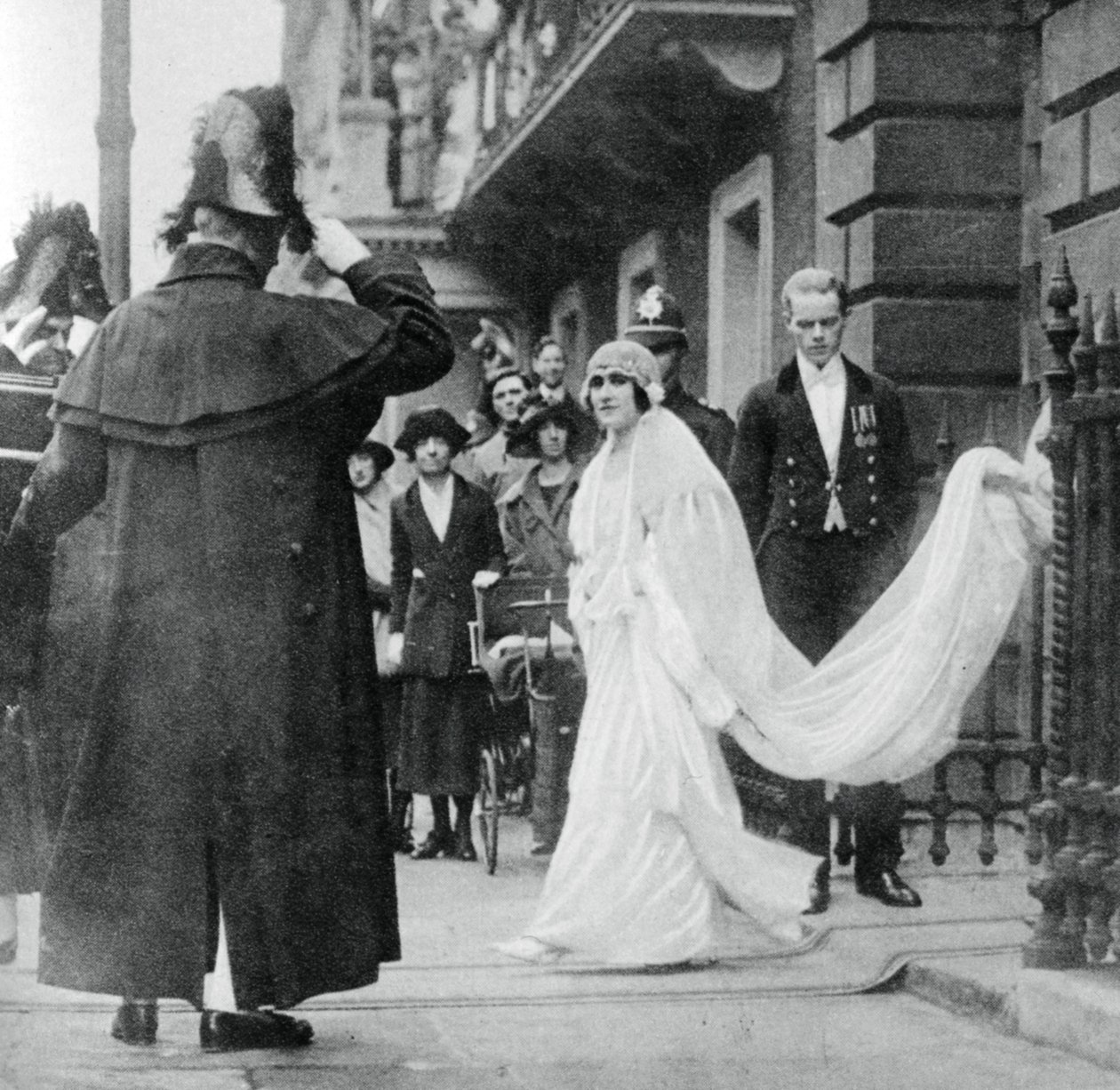 Lady Elizabeth Bowes-Lyon på väg att gifta sig i Westminster Abbey, 26 april 1923, 1937 av Unbekannt