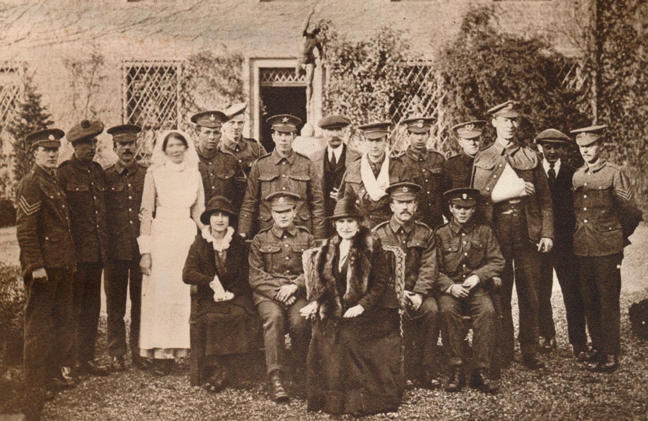 Lady Elizabeth med grevinnan av Strathmore och konvalescenta sårade soldater, 1916 av Unbekannt
