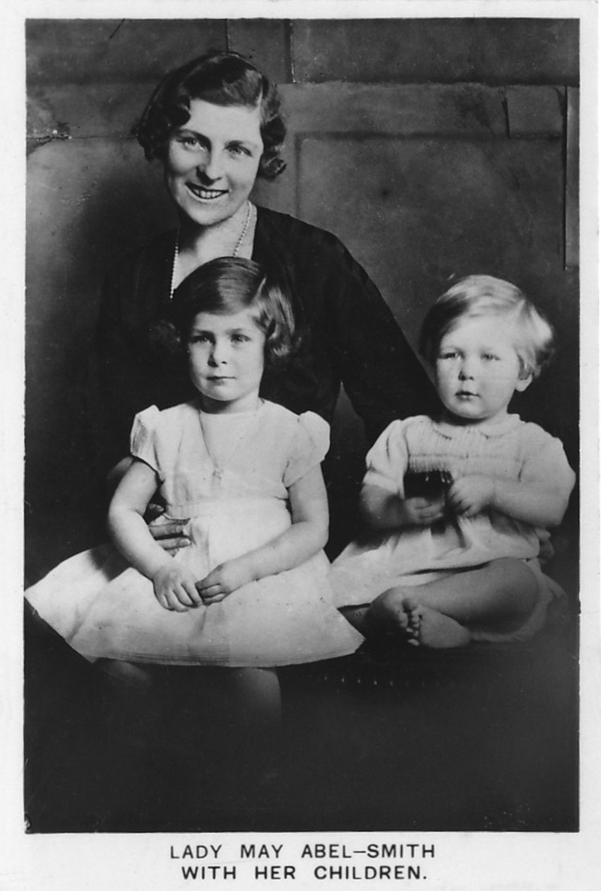 Lady May Abel-Smith med sina barn, 1937 av Unbekannt