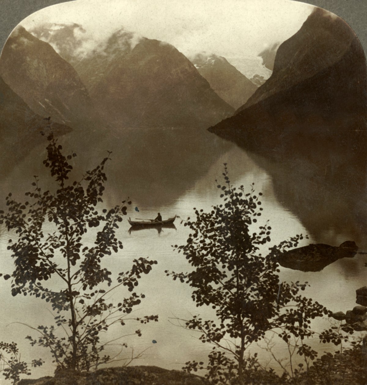Sjön Loen - matad av glaciärer på dess molntäckta bergsstränder - Norge, c1905. av Unbekannt