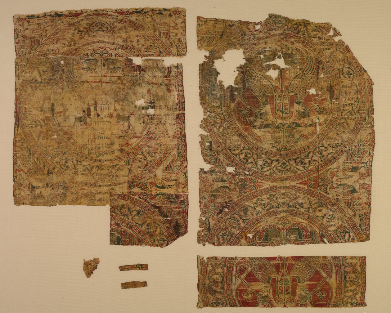 Lampas med konfronterade sfinxer i rundlar, från Saint Bernard Calvos grav, 1200-1243. av Unbekannt